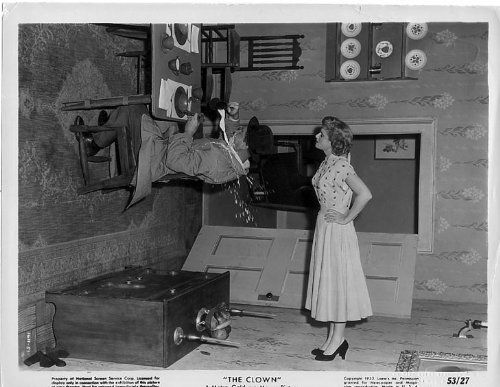 Red Skelton as Dodo Delwyn in "The Clown", doing his famous topsy turvy room